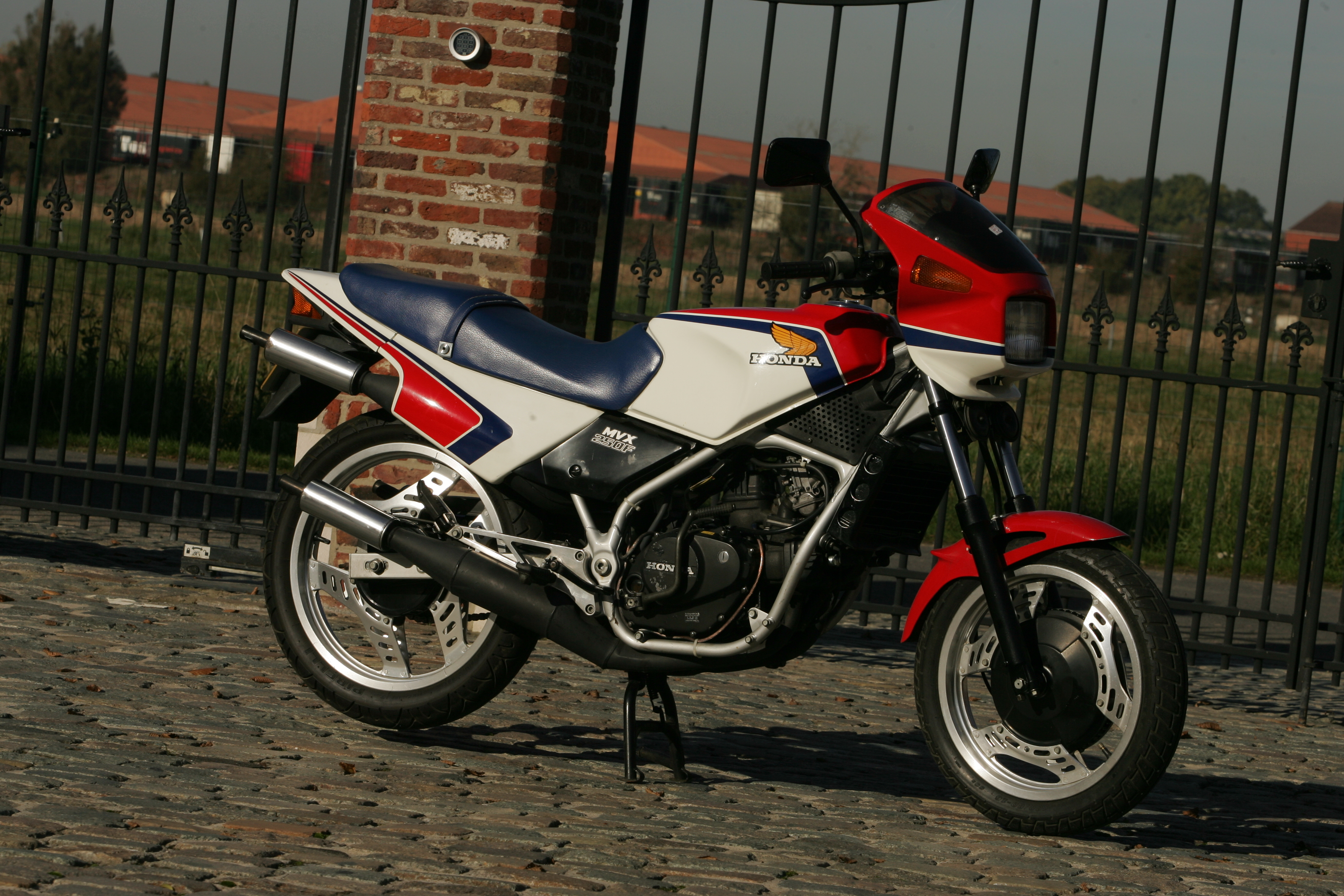 Honda MVX250F 1983